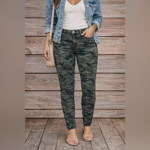 NWT Hudson camo high waisted jeans 32 NWT straight leg. Made of rayon